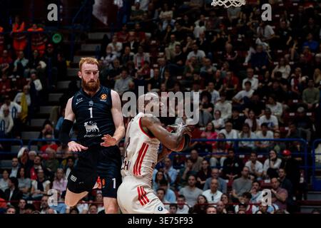 Isiaha Mike (FC Bayern Munich) tire pendant le match lors de l'EA7 Emporio Armani Milano vs Bayern Monaco, match de basket-ball Euroleague à Assago (mi), Italie, 09 avril 2026 Banque D'Images