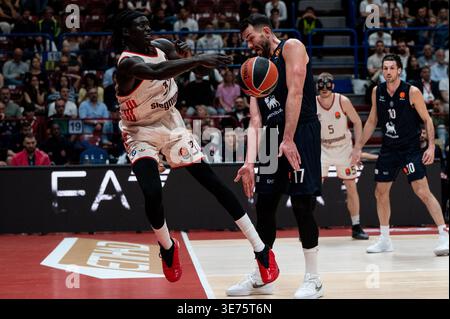Wenyen Gabriel (FC Bayern Munich) passe le ballon lors de l'EA7 Emporio Armani Milano vs Bayern Monaco, match de basket-ball Euroleague à Assago (mi), Italie, 09 avril 2026 Banque D'Images