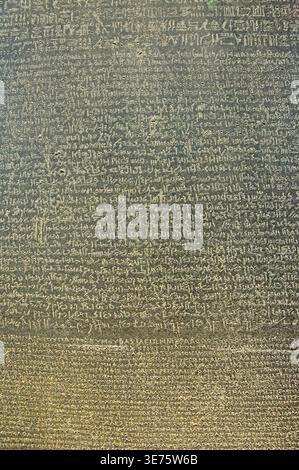 The Rosetta Stone detail, The British Museum, Great Russell Street, Bloomsbury, London Borough of Camden, Greater London, Angleterre, Royaume-Uni Banque D'Images