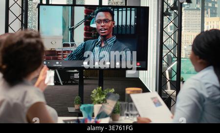 Le processus de recrutement se poursuit lorsqu’un demandeur d’emploi participe à un entretien en ligne, répond à des questions et se connecte avec des employés RH sur un réseau sécurisé et une plateforme de partage d’écran. Banque D'Images
