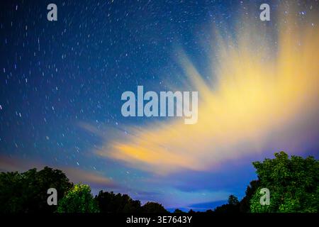 Sentiers de nuages et d'étoiles tournant autour de Polaris également connu sous le nom de North Star Meaford, Ontario, Canada Banque D'Images