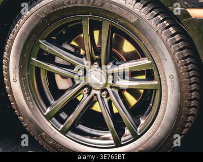 Gros plan de jante en alliage Jeep avec pneu Michelin et disque de frein visible, jante automobile détaillée et sculpture à la lumière naturelle Banque D'Images