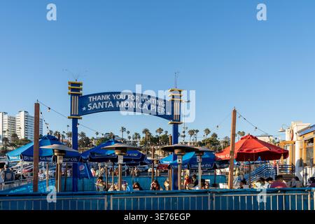 MERCI DE VISITER SANTA MONICA PIER signe est montré dans Pacific Park, Santa Monica, Californie, États-Unis. Banque D'Images