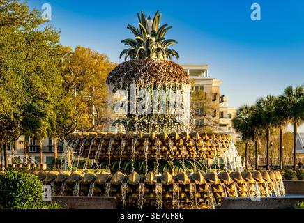 Charleston, Caroline du Sud - US - 27 mars 2026 la fontaine d'ananas de Charleston brille dans Waterfront Park, symbolisant l'hospitalité du Sud. Écoulement d'eau en cascade Banque D'Images