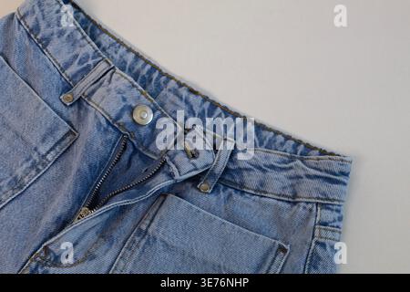 Vue rapprochée de la texture de Jean denim avec détail de poche, fond de mode décontracté Banque D'Images