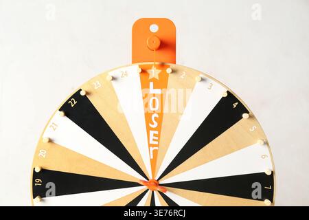 Roue qui tourne avec le mot PERDANT sur fond blanc, gros plan Banque D'Images