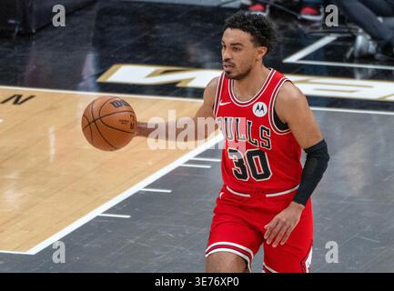 Washington, États-Unis. 09th Apr, 2026. WASHINGTON, DC - 09 AVRIL : le garde des Chicago Bulls Tre Jones (30) arrive en cour lors d'un match NBA entre les Wizards de Washington et les Chicago Bulls le 9 avril 2026, à Capital One Arena, à Washington, DC. (Photo par Tony Quinn/SipaUSA) crédit : Sipa USA/Alamy Live News Banque D'Images