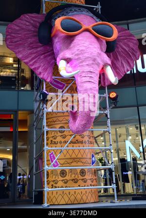 Une grande image d'éléphant de dessin animé annonçant le festival de l'eau de Songkran "Sawasdee Silom Land" devant le centre commercial Silom Complex dans le quartier Silom de Bangkok, en Thaïlande. Le festival de l'eau a lieu du 12 au 15 avril 2026, et mettra en vedette des foules trempant les uns les autres avec des pistolets à eau. Ce qui a commencé par verser doucement de l'eau sur les images de Bouddha et les aînés pour les bénédictions a évolué en célébrations nationales animées de jet d'eau. Le symbolisme est qu’il représente la purification – laver la malchance de l’année précédente et accueillir la nouvelle année avec de la chance. Banque D'Images