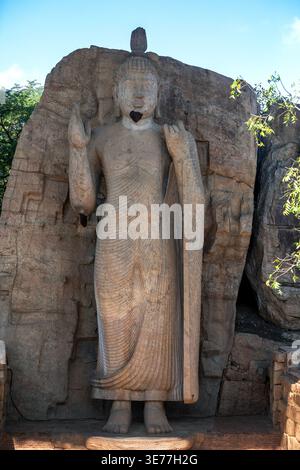 Aukana, Sri LANKA - 27 MARS 2026 : la statue du Bouddha Aukana située à Aukana Raja Maha Viharaya au Sri Lanka. La statue est considérée comme le fi Banque D'Images
