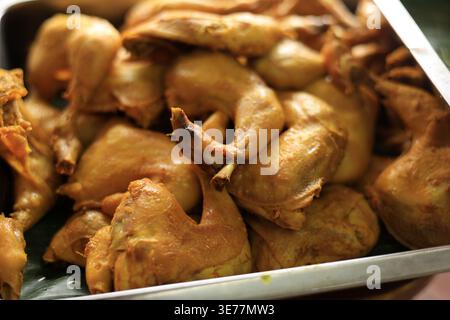 Gros plan Ayam Goreng Ungkep ou recette de poulet frit indonésien Banque D'Images