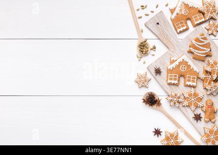 Biscuits en pain d'épices de Noël, épices sur bois blanc Banque D'Images