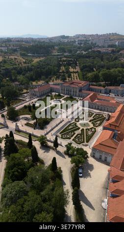 Vidéo aérienne par drone du Palácio Nacional e Jardins de Queluz au Portugal, un magnifique palais royal rococo historique du XVIIIe siècle Banque D'Images