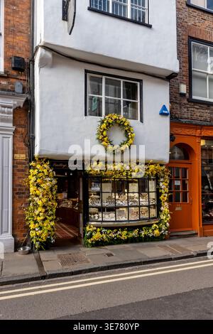 Affichage de fleurs colorées à l'extérieur d'un magasin de bijoux indépendant de bijouterie dans la rue principale du centre-ville York North Yorkshire Angleterre Royaume-Uni Banque D'Images