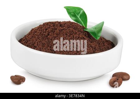 café moulu dans un bol en céramique et grains de café isolés sur fond blanc Banque D'Images