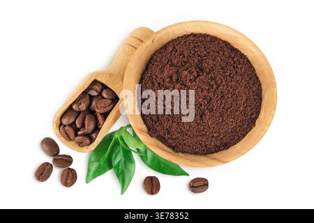 café moulu dans un bol en bois et grains de café dans une pelle en bois isolé sur fond blanc. Vue de dessus. Pose à plat Banque D'Images