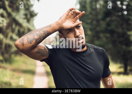 Homme fort afro-américain se sentant fatigué après l'entraînement Banque D'Images
