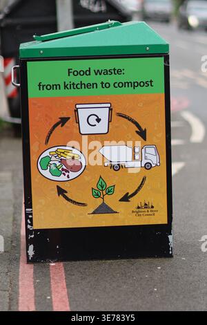 Brighton, Royaume-Uni. 31 mars 2026. Une poubelle commune dans une rue de Brighton, dans le sud de l'Angleterre. Le conseil municipal de Brighton et Hove a récemment introduit la collecte des déchets alimentaires dans la ville Banque D'Images