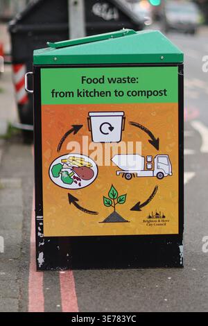 Brighton, Royaume-Uni. 31 mars 2026. Une poubelle commune dans une rue de Brighton, dans le sud de l'Angleterre. Le conseil municipal de Brighton et Hove a récemment introduit la collecte des déchets alimentaires dans la ville Banque D'Images