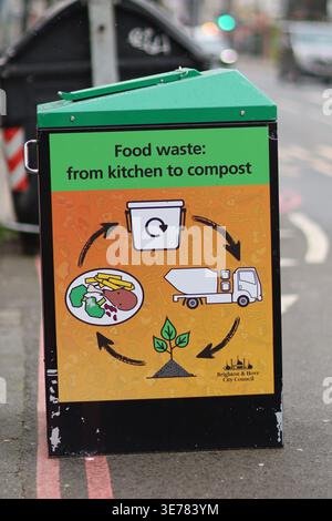 Brighton, Royaume-Uni. 31 mars 2026. Une poubelle commune dans une rue de Brighton, dans le sud de l'Angleterre. Le conseil municipal de Brighton et Hove a récemment introduit la collecte des déchets alimentaires dans la ville Banque D'Images
