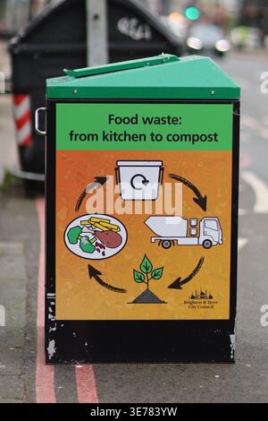 Brighton, Royaume-Uni. 31 mars 2026. Une poubelle commune dans une rue de Brighton, dans le sud de l'Angleterre. Le conseil municipal de Brighton et Hove a récemment introduit la collecte des déchets alimentaires dans la ville Banque D'Images