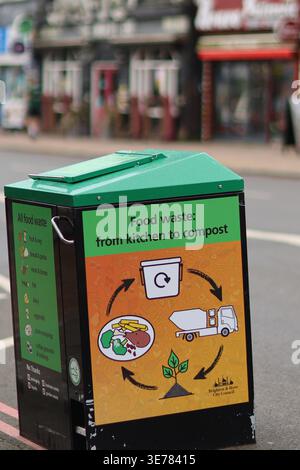 Brighton, Royaume-Uni. 31 mars 2026. Une poubelle commune dans une rue de Brighton, dans le sud de l'Angleterre. Le conseil municipal de Brighton et Hove a récemment introduit la collecte des déchets alimentaires dans la ville Banque D'Images