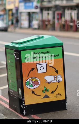 Brighton, Royaume-Uni. 31 mars 2026. Une poubelle commune dans une rue de Brighton, dans le sud de l'Angleterre. Le conseil municipal de Brighton et Hove a récemment introduit la collecte des déchets alimentaires dans la ville Banque D'Images