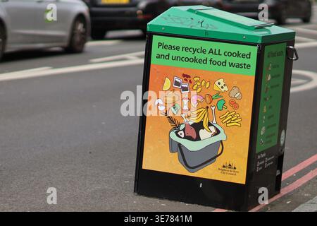 Brighton, Royaume-Uni. 31 mars 2026. Une poubelle commune dans une rue de Brighton, dans le sud de l'Angleterre. Le conseil municipal de Brighton et Hove a récemment introduit la collecte des déchets alimentaires dans la ville Banque D'Images