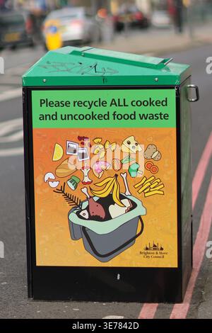 Brighton, Royaume-Uni. 31 mars 2026. Une poubelle commune dans une rue de Brighton, dans le sud de l'Angleterre. Le conseil municipal de Brighton et Hove a récemment introduit la collecte des déchets alimentaires dans la ville Banque D'Images
