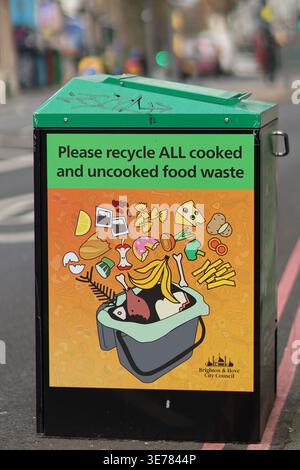 Brighton, Royaume-Uni. 31 mars 2026. Une poubelle commune dans une rue de Brighton, dans le sud de l'Angleterre. Le conseil municipal de Brighton et Hove a récemment introduit la collecte des déchets alimentaires dans la ville Banque D'Images