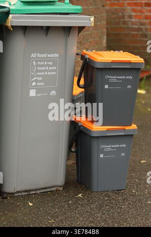 Brighton, Royaume-Uni. 31 mars 2026. Caddies de déchets alimentaires sur le trottoir d'une rue à Brighton, dans le sud de l'Angleterre. Le conseil municipal de Brighton et Hove a récemment introduit la collecte des déchets alimentaires dans la ville Banque D'Images