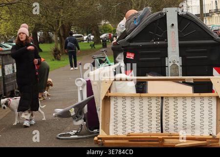 31 mars 2026, Brighton, East Sussex, Royaume-Uni : Brighton, ROYAUME-UNI. 31 mars 2026. Poubelles débordantes dans une rue de Brighton, dans le sud de l'Angleterre (crédit image : © Shane Wsilly/IMAGESLIVE via ZUMA Press Wire) USAGE ÉDITORIAL SEULEMENT ! Non destiné à UN USAGE commercial ! Banque D'Images