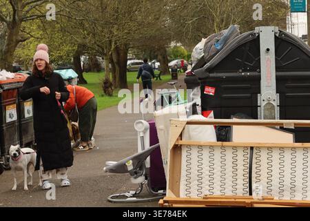 31 mars 2026, Brighton, East Sussex, Royaume-Uni : Brighton, ROYAUME-UNI. 31 mars 2026. Poubelles débordantes dans une rue de Brighton, dans le sud de l'Angleterre (crédit image : © Shane Wsilly/IMAGESLIVE via ZUMA Press Wire) USAGE ÉDITORIAL SEULEMENT ! Non destiné à UN USAGE commercial ! Banque D'Images
