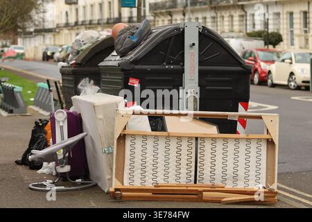 31 mars 2026, Brighton, East Sussex, Royaume-Uni : Brighton, ROYAUME-UNI. 31 mars 2026. Poubelles débordantes dans une rue de Brighton, dans le sud de l'Angleterre (crédit image : © Shane Wsilly/IMAGESLIVE via ZUMA Press Wire) USAGE ÉDITORIAL SEULEMENT ! Non destiné à UN USAGE commercial ! Banque D'Images