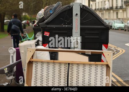 31 mars 2026, Brighton, East Sussex, Royaume-Uni : Brighton, ROYAUME-UNI. 31 mars 2026. Poubelles débordantes dans une rue de Brighton, dans le sud de l'Angleterre (crédit image : © Shane Wsilly/IMAGESLIVE via ZUMA Press Wire) USAGE ÉDITORIAL SEULEMENT ! Non destiné à UN USAGE commercial ! Banque D'Images