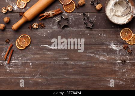 Ingrédients et ustensiles pour pâtisserie de Noël Banque D'Images