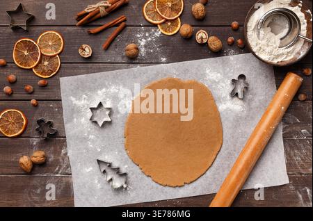 Pâte à pain d'épices, couteaux et ingrédients pour biscuits Banque D'Images