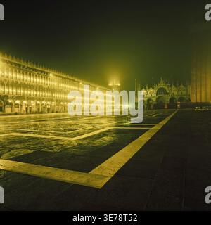 Piazza San Marco (place St Marc) illuminé la nuit, Venise, Vénétie, Italie Banque D'Images