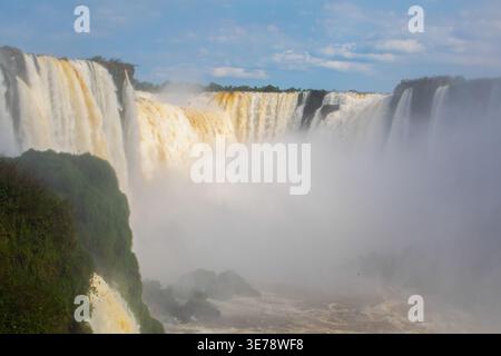 Les célèbres chutes d'Iguazu, l'un des systèmes de cascades les plus grands et les plus spectaculaires du monde, tondent au-dessus des falaises de basalte le long de la côte Brésil-Argentine Banque D'Images