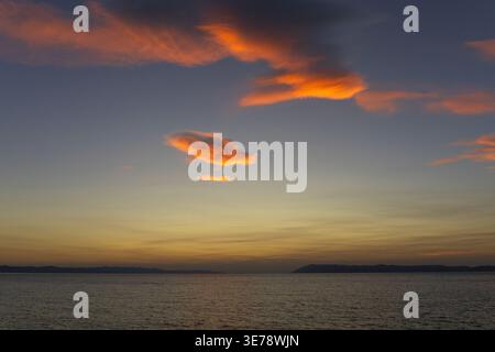 Coucher de soleil doré sur la mer Adriatique calme avec un horizon propre. Fond de paysage marin minimal. Banque D'Images