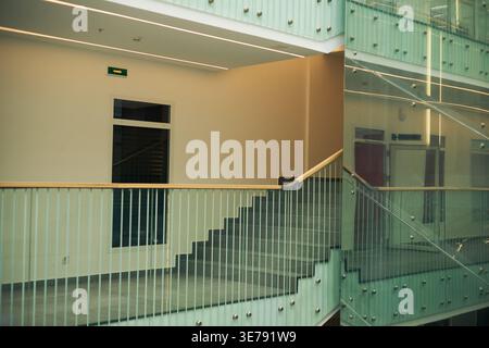Intérieur de bureau moderne avec escalier pour un usage professionnel Banque D'Images