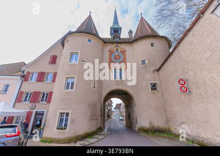 Porrentruy, Suisse - 23 mars 2026 : majestueuse porte en pierre avec horloge ornée et tours rondes se dresse comme un point de repère important dans le Med historique Banque D'Images