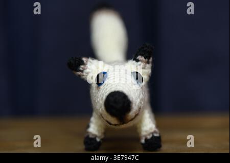 Vue avant haute résolution gros plan photo d'un chien amigurumi fait à la main, crocheté à partir de fil doux en forme d'un chien ou chiot mignon. La compo frontale Banque D'Images