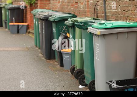 31 mars 2026, Brighton, East Sussex, Royaume-Uni : Brighton, ROYAUME-UNI. 31 mars 2026. Bacs de recyclage communaux placés le long d'une rue résidentielle à Brighton, une ville côtière du sud de l'Angleterre. (Crédit image : © Shane Wsilly/IMAGESLIVE via ZUMA Press Wire) USAGE ÉDITORIAL SEULEMENT ! Non destiné à UN USAGE commercial ! Banque D'Images