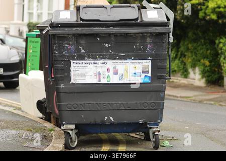 31 mars 2026, Brighton, East Sussex, Royaume-Uni : Brighton, ROYAUME-UNI. 31 mars 2026. Grandes poubelles de recyclage mixtes dans une rue de Brighton, dans le sud de l'Angleterre (crédit image : © Shane Wsilly/IMAGESLIVE via ZUMA Press Wire) USAGE ÉDITORIAL SEULEMENT ! Non destiné à UN USAGE commercial ! Banque D'Images
