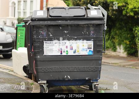 31 mars 2026, Brighton, East Sussex, Royaume-Uni : Brighton, ROYAUME-UNI. 31 mars 2026. Grandes poubelles de recyclage mixtes dans une rue de Brighton, dans le sud de l'Angleterre (crédit image : © Shane Wsilly/IMAGESLIVE via ZUMA Press Wire) USAGE ÉDITORIAL SEULEMENT ! Non destiné à UN USAGE commercial ! Banque D'Images