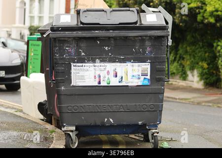 31 mars 2026, Brighton, East Sussex, Royaume-Uni : Brighton, ROYAUME-UNI. 31 mars 2026. Grandes poubelles de recyclage mixtes dans une rue de Brighton, dans le sud de l'Angleterre (crédit image : © Shane Wsilly/IMAGESLIVE via ZUMA Press Wire) USAGE ÉDITORIAL SEULEMENT ! Non destiné à UN USAGE commercial ! Banque D'Images