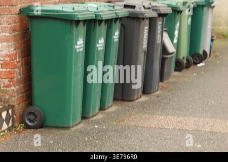 Brighton, Royaume-Uni. 31 mars 2026. Bacs de recyclage communaux placés le long d'une rue résidentielle à Brighton, une ville côtière du sud de l'Angleterre. Banque D'Images