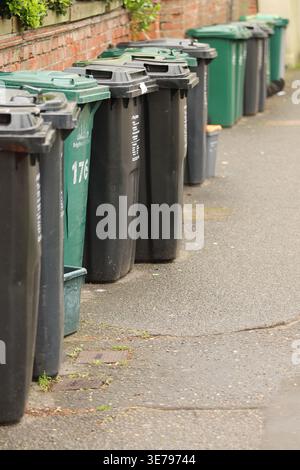 Brighton, Royaume-Uni. 31 mars 2026. Bacs de recyclage communaux placés le long d'une rue résidentielle à Brighton, une ville côtière du sud de l'Angleterre. Banque D'Images