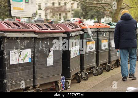 31 mars 2026, Brighton, East Sussex, Royaume-Uni : Brighton, ROYAUME-UNI. 31 mars 2026. Un bac de recyclage du verre dans une rue de Brighton, dans le sud de l'Angleterre (crédit image : © Shane Wsilly/IMAGESLIVE via ZUMA Press Wire) USAGE ÉDITORIAL SEULEMENT ! Non destiné à UN USAGE commercial ! Banque D'Images