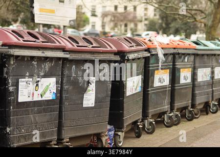31 mars 2026, Brighton, East Sussex, Royaume-Uni : Brighton, ROYAUME-UNI. 31 mars 2026. Un bac de recyclage du verre dans une rue de Brighton, dans le sud de l'Angleterre (crédit image : © Shane Wsilly/IMAGESLIVE via ZUMA Press Wire) USAGE ÉDITORIAL SEULEMENT ! Non destiné à UN USAGE commercial ! Banque D'Images